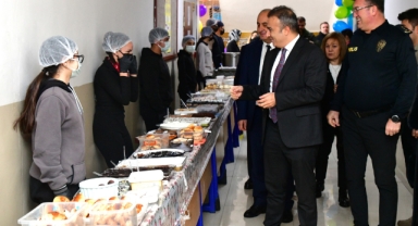 Vali Çiçek, Lise öğrencilerinin düzenlediği kermese katıldı