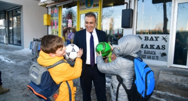 Vali Çiçek’ten Esnaf ve Çocuklara Ziyaret