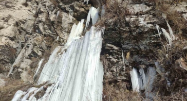 Ardahan'da hava buz kesti, şelale dondu