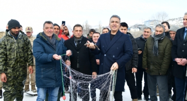 Çıldır Gölü'nde Fotoğraf Sergisi ve Eskimo Usulü Balık Avı