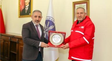 Kızılay’dan Ardahan Üniversitesi Rektörüne Teşekkür Plaketi