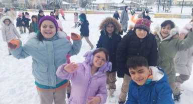 Soğuğa Aldırmayan Çocukların Mutluluğu