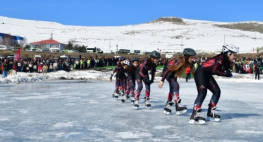 Çıldır Gölü'nde 8 Mart'a Özel Senkronize Buz Pateni Gösterisi