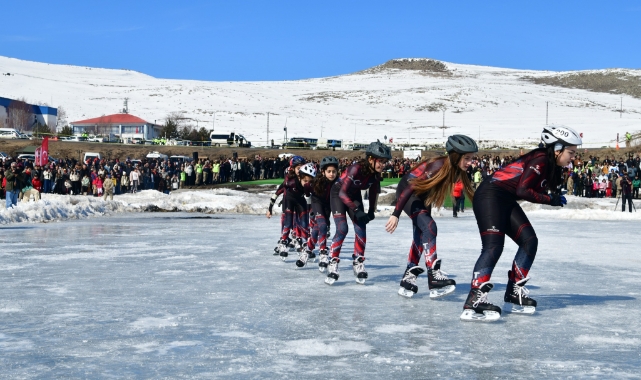 Çıldır Gölü'nde 8 Mart'a Özel Senkronize Buz Pateni Gösterisi