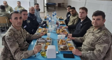 Kaymakam Ahmet Sami Meram Mehmetçikle İftarda Buluştu