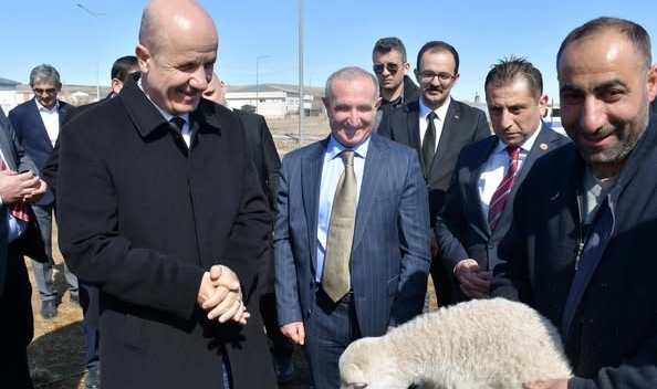 Prof. Dr. Erol Özvar Kars’ta Veteriner Fakültesi Çiftliğini Ziyaret Etti