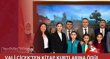 Vali Çiçek'ten Kitap Kurtlarına Ödül