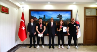 Vali Çiçek, Türkiye Şampiyonasında Madalya Kazanan Ardahanlı Sporcuları Ağırladı