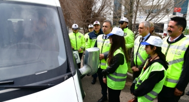 Ardahan'da Öğrenciler Trafiğe Yön Verdi