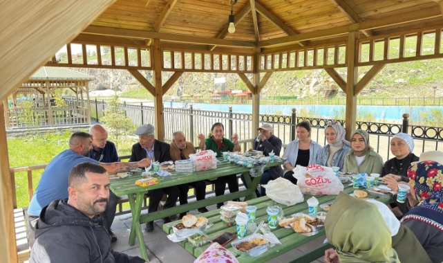 Ardahan Huzurevi Sakinleri Kura Nehri Kenarında Keyifli Bir Gün Geçirdi