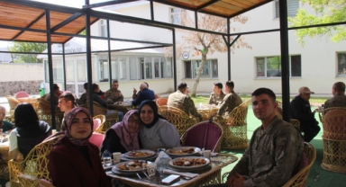Huzurevi Sakinlerinden Mehmetçiklere Anlamlı Ziyaret