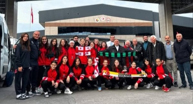 Kızlar Sahaya Çıkmak İçin Destek Arıyor