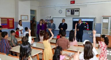 VALİ ÇİÇEK, KARNE SEVİNCİNE ORTAK OLDU