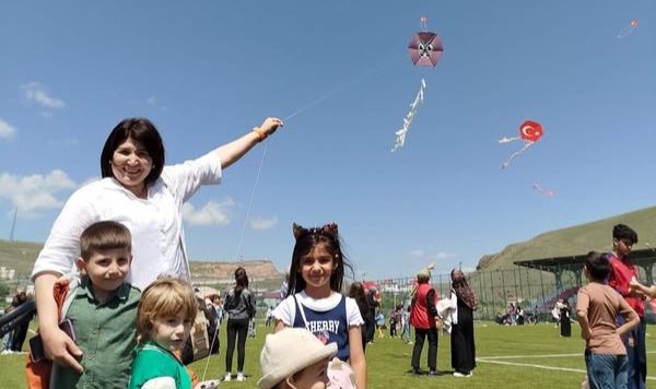 Çıldır’da Gökyüzü Uçurtmalarla Şenlendi