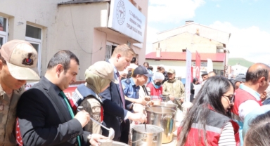 Damal'da Muharrem Ayı Nedeniyle Aşure Dağıtıldı