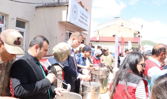 Damal'da Muharrem Ayı Nedeniyle Aşure Dağıtıldı