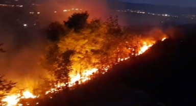 Ardahan’da anız ve fidanlık yangını geceyi aydınlattı