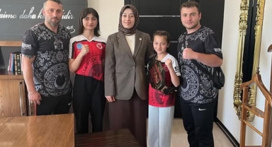 Hanak Kaymakamı Elif Meram, Kick Boks Şampiyonası Birincilerini Kabul Etti