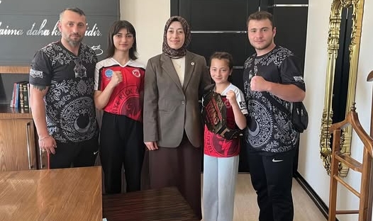 Hanak Kaymakamı Elif Meram, Kick Boks Şampiyonası Birincilerini Kabul Etti