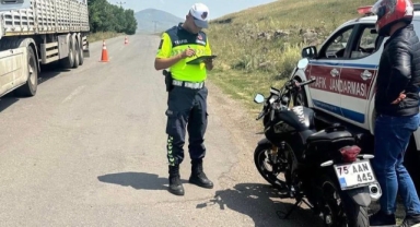 Jandarma’dan Motosiklet Sürücülerine Kask Uyarısı