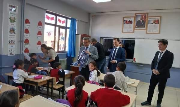 Ardahan’da Öğrencilere Kırtasiye Desteği
