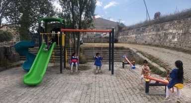 Burmadere Köyü Okuluna Çocuk Oyun Parkı Kuruldu