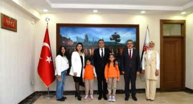 Vali Çiçek, İlköğretim Haftası Etkinliklerinde Öğrencilerle Bir Araya Geldi