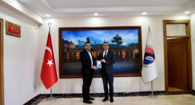 Vali Çiçek, Yazar Berkcan Karacaoğlu’nu Makamında Kabul Etti