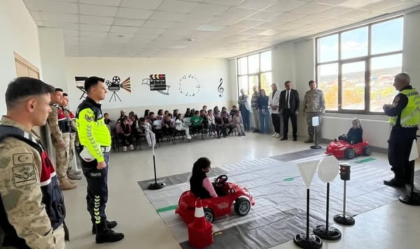 Hanak’ta Öğrencilere Trafik Eğitimi Verildi