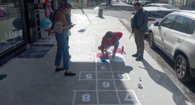 Kaldırıma Çizilen Seksek, Herkesi Çocukluğuna Götürdü
