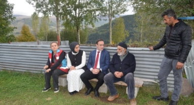 Posof Kaymakamı ve Eşi Yaşlıları Ziyaret Etti