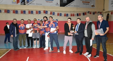 VALİ ÇİÇEK, 3. KAMU SPOR OYUNLARI KAPANIŞ PROGRAMINA KATILDI