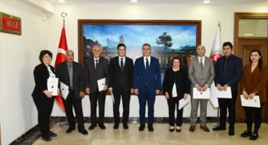 Vali Çiçek, Nüfus Müdürlüğü Personelini Başarı Belgesi ile Ödüllendirdi