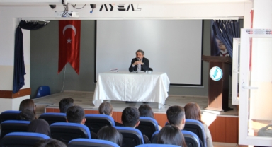 Yazar Hüseyin Akın, Ardahan Yunus Emre Anadolu Lisesi’nde Öğrenci ve Öğretmenlerle Buluştu