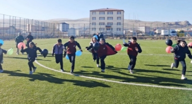 Çıldır'da Öğrenciler Özgürlük Balonlarını Gökyüzüne Bıraktı