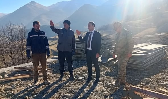 Posof Kaymakamı Kestioğlu, Savaş Köyü’ndeki Afet Konutlarında İncelemelerde Bulundu