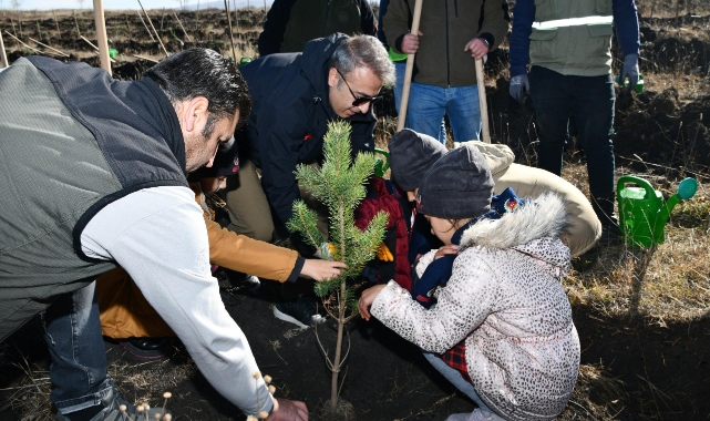 Vali Çiçek, Öğrencilerle Birlikte Fidan Dikti