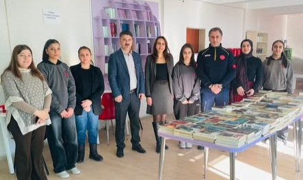 Ardahan İl Sağlık Müdürlüğü’nden Kütüphaneye Destek