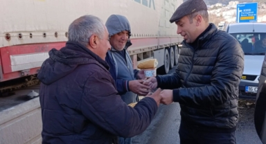 Ilgar Dağı Geçidi Kardan Kapandı, Başkan Demirci Tır Şoförlerinin Yanında Oldu