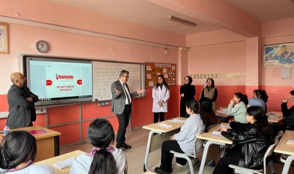 Müdür Uzantı’dan Başarılı Öğretmenlere Katılım Belgesi