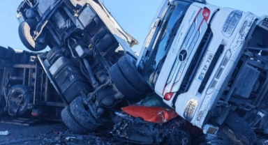 POSOF’TA ZİNCİRLEME KAZA: 2 TIR VE 1 OTOMOBİL ÇARPIŞTI, 1 KİŞİ YARALANDI