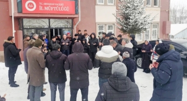 Ardahan’dan 28 Umreci Dualarla Kutsal Topraklara Uğurlandı