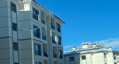 Çatılarda Tehlike: 1 Metrelik Buz Sarkıtlarına Dikkat!