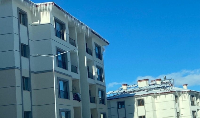 Çatılarda Tehlike: 1 Metrelik Buz Sarkıtlarına Dikkat!