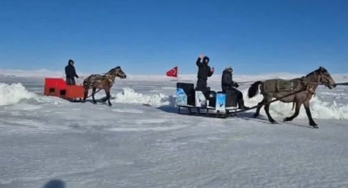 Çıldır Gölü tamamen dondu