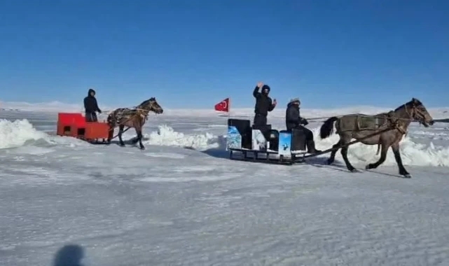 Çıldır Gölü tamamen dondu