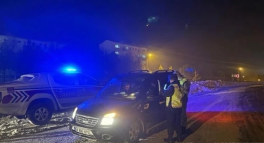 Jandarma Kar Kış Demeden Yollarda