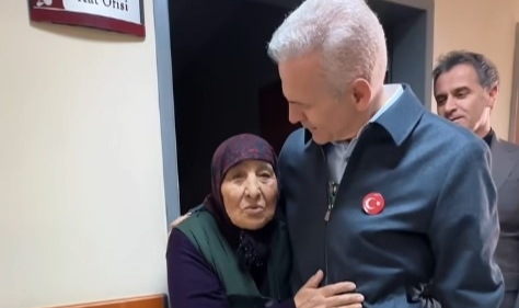 Vali Çiçekli, Gülfidan Teyze’yi Hastanede Yalnız Bırakmadı