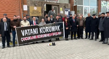 CHP’liler Milli Eğitim önünde pankart açtı 