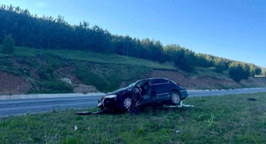 ARDAHAN-GÖLE KARAYOLUNDA FECİ KAZA: 25 YAŞINDAKİ SÜRÜCÜ HAYATINI KAYBETTİ
